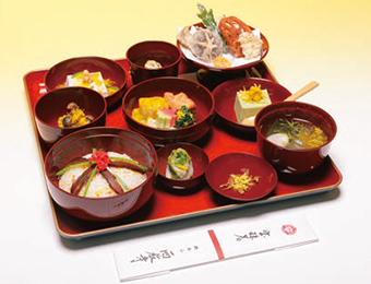 坂本菊を使った秋の期間限定「菊御膳」をぜひお召し上がりください。